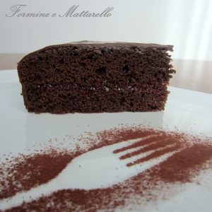 torta-al-cioccolato-con-confettura-di-lamponi